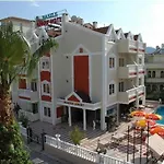 Ξενοδοχείο με διαμερίσματα Basils 3*